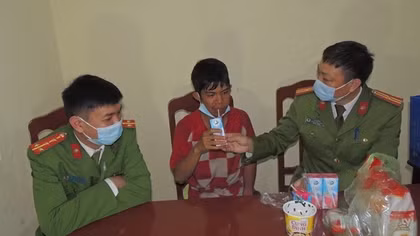 Nam thanh niên thiểu năng đi lạc được Công an xã tìm giúp người thân