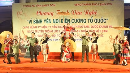 Công an tỉnh Lạng Sơn tổ chức chương trình văn nghệ tại phố đi bộ Kỳ Lừa