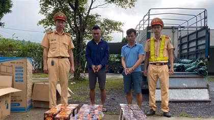 Phát hiện xe tải chuyển hơn 1 tạ pháo đi tiêu thụ