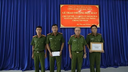 Khen thưởng thành tích bắt nhóm cướp chuyên nhằm vào phụ nữ