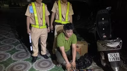 Đêm khuya chở pháo đi bán thì gặp Công an