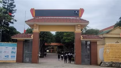 Luân chuyển gần 1 năm, 2 hiệu trưởng vẫn chưa hoàn tất việc bàn giao