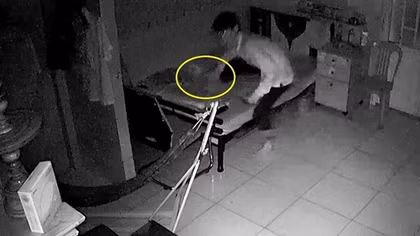 Mở cửa hóng gió, trộm leo rào vào cuỗm sạch tài sản
