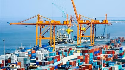 Vận chuyển hàng từ đường bộ sang đường biển còn khó khăn