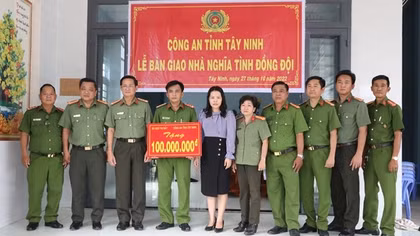 Trao “Nhà nghĩa tình đồng đội” tặng gia đình cán bộ Công an nghèo