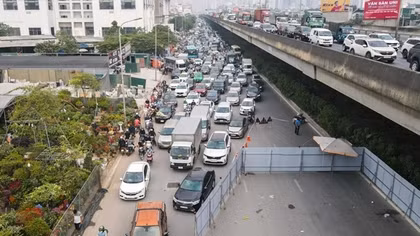 Ưu tiên rào lô cốt hay đường đi cho người dân? (Bài 1)
