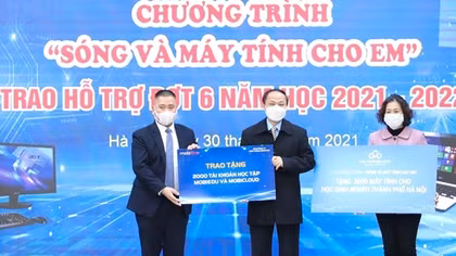 Hà Nội trao tặng 6.900 thiết bị cho học sinh nghèo học trực tuyến