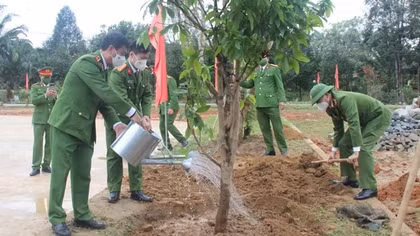 Trại giam Bình Điền ra quân trồng hơn 16 nghìn cây xanh
