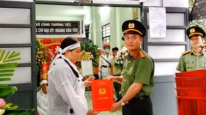 Trao quyết định truy thăng cấp bậc hàm và hỗ trợ cho gia đình Đại úy Hoàng Văn Yên
