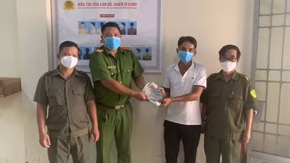 Người dân vui mừng nhận lại tài sản và vé số trúng thưởng đánh rơi