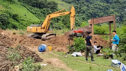 Dựng công xưởng dã chiến trái phép để "moi ruột" núi tìm vàng
