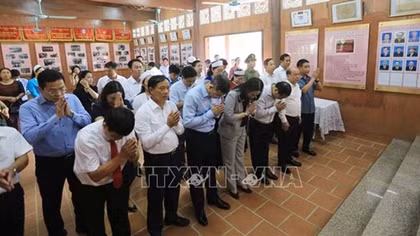 Phó Chủ tịch nước Võ Thị Ánh Xuân dâng hương tại di tích Trường Thanh niên lao động xã hội chủ nghĩa Hòa Bình