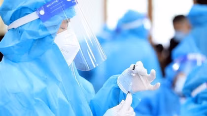 62/63 tỉnh, thành phố có tỷ lệ bao phủ vaccine phòng COVID-19 trên 90%