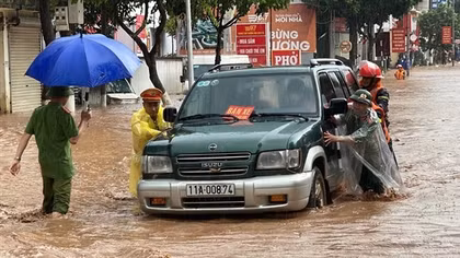Mưa như trút nước, Công an Sơn La xuống đường giúp dân