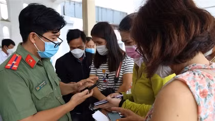 Người dân Tây Ninh phấn chấn làm hộ chiếu mẫu mới