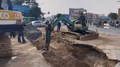 "Hố tử thần” to hơn xe buýt xuất hiện ngay giao lộ