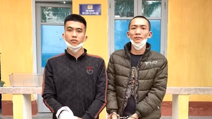 Nghi vợ ngoại tình, rủ bạn cầm dao chém tình địch