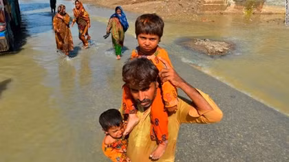 Người dân Pakistan tuyệt vọng chạy trốn "đại hồng thủy"