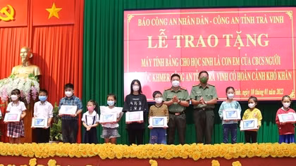 Trao máy tính bảng cho con cán bộ chiến sĩ Công an tỉnh Trà Vinh