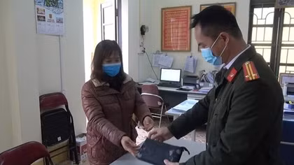 Người phụ nữ trả lại hơn 100 triệu đồng cho người đánh rơi