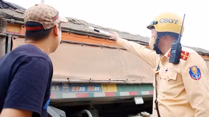 Xe tải độ thùng "chạy khung giờ đẹp" định qua mặt CSGT