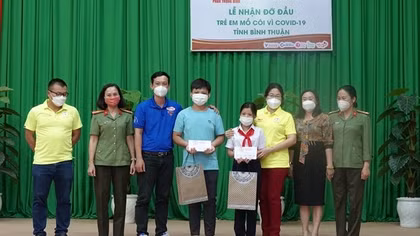 “Mẹ đỡ đầu” – điểm tựa cho những cho trẻ em mồ côi do dịch COVID -19