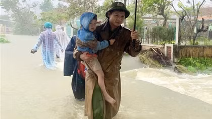 Công an Quảng Nam giúp dân ứng phó với mưa, lũ lớn