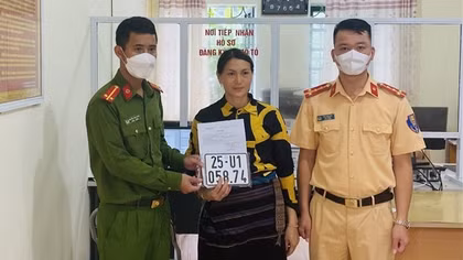 Người dân háo hức ra Công an xã đăng ký xe