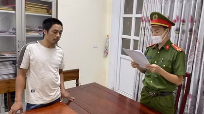 Khởi tố đối tượng đánh Công an viên