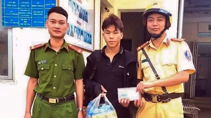 Bị lừa hết tiền phải đi bộ về quê, nam thanh niên được Công an giúp đỡ