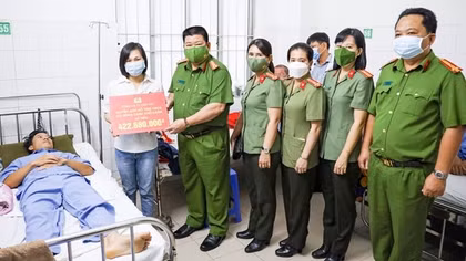 Thăm hỏi, động viên Đại úy Công an bị thương khi làm nhiệm vụ