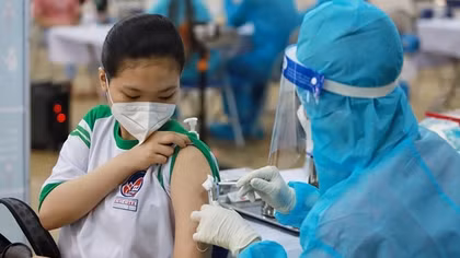 Tiêm vaccine phòng COVID-19 giúp trẻ phòng ngừa các biến chủng mới