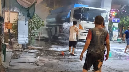 Cửa hàng xăng bốc cháy khi xe bồn bơm xăng vào bể chứa