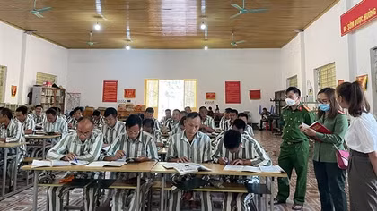 Chuyện nhân văn ở lớp "xóa mù" tại Trại giam Yên Hạ