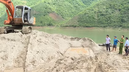 Xử lý nghiêm hành vi khai thác cát trái phép trên sông Đà