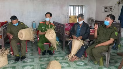 Nỗ lực “làm sạch” dữ liệu dân cư, đảm bảo an ninh trật tự trên địa bàn xã Anh hùng