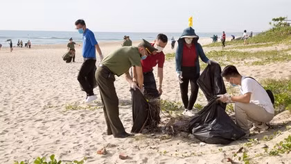 Chung tay làm sạch biển Đà Nẵng