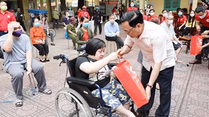 Tháng Nhân đạo: Hướng về ngư dân nghèo và trẻ em nghèo, khuyết tật