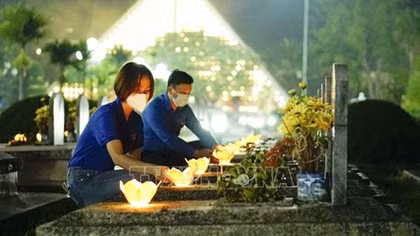 Thắp nến tri ân các Anh hùng Liệt sỹ nhân kỷ niệm 68 năm Chiến thắng Điện Biên Phủ