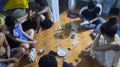 Năm thanh niên phê ma túy trong phòng trọ