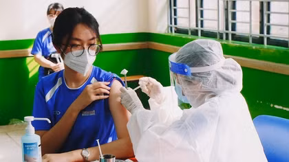Trẻ từ 12-17 tuổi tiêm vaccine phòng COVID-19 mũi 3
