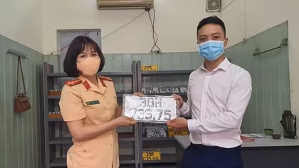 Người dân đội mưa đi đăng ký xe