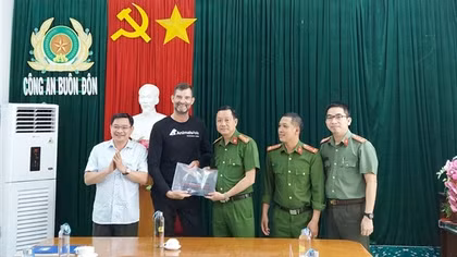 Trao trả tài sản bị mất cắp cho chuyên gia nước ngoài