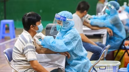Tiêm vaccine mũi 3 quan trọng thế nào trước biến thể "Omicron tàng hình"?