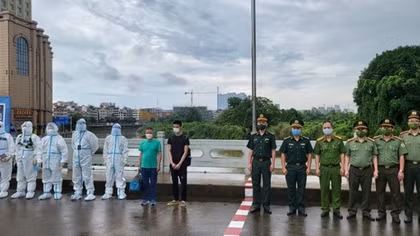 Trao trả 2 đối tượng truy nã cho Công an Trung Quốc