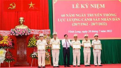 Công an Vĩnh Long kỷ niệm 60 năm Ngày truyền thống lực lượng CSND