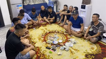 18 con bạc bị tóm trên sới xóc đĩa hàng trăm triệu đồng