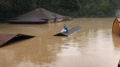 Mưa lũ lịch sử tại bang Kentucky của Mỹ, nước ngập đến mái nhà