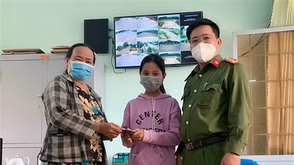 Nữ sinh nghèo nhặt được cọc tiền nhờ Công an xã tìm người đánh rơi