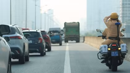 Xử lý gần 50 ô tô đi vào làn khẩn cấp trên Cầu Thanh Trì - Vành đai 3